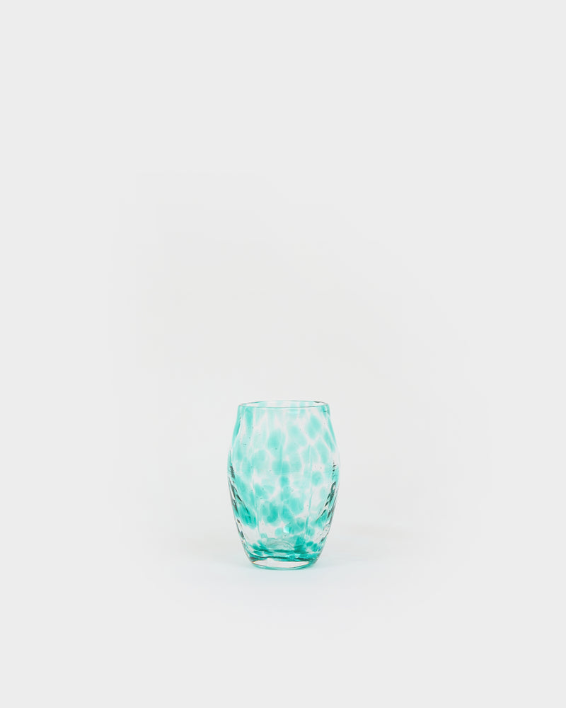 Le verre tulipe en terre mêlée