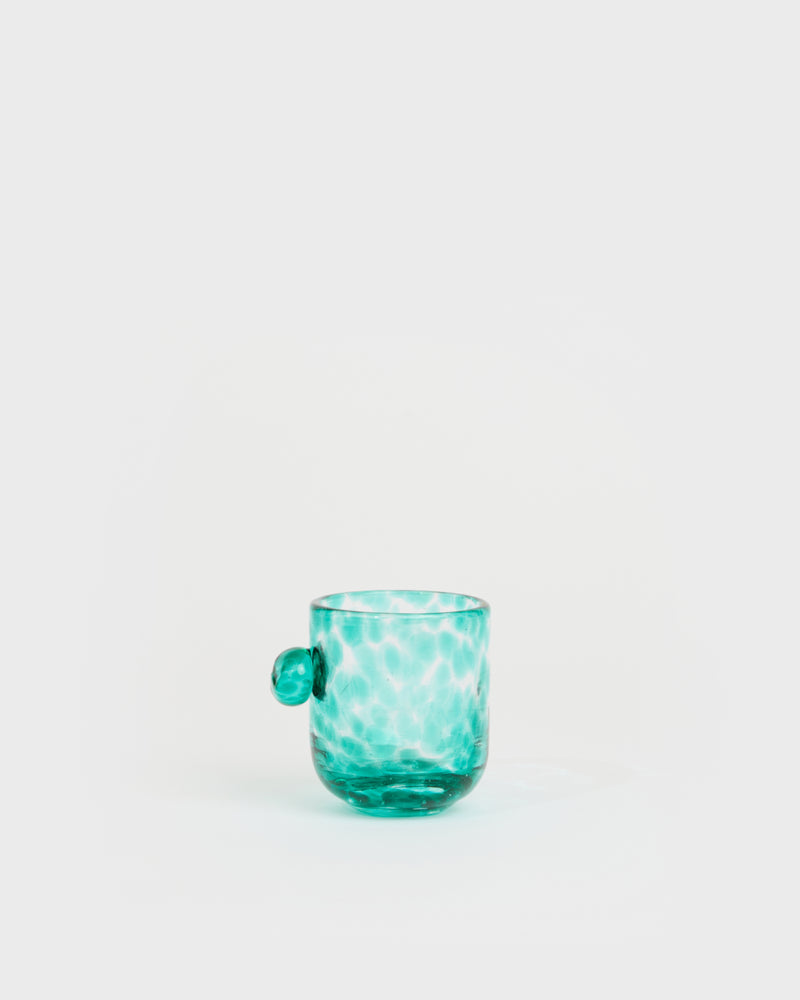 La petite tasse à café terre mêlée