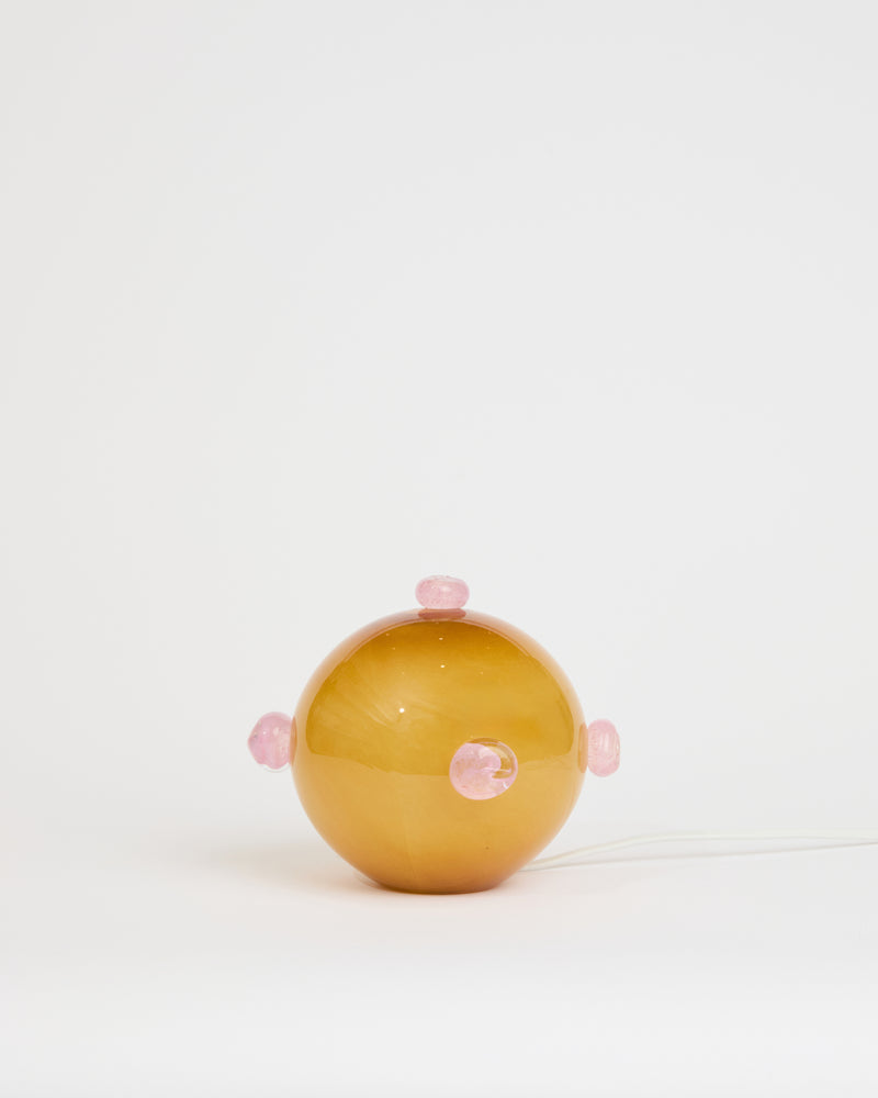 La petite lampe de chevet dorée et rose pâle