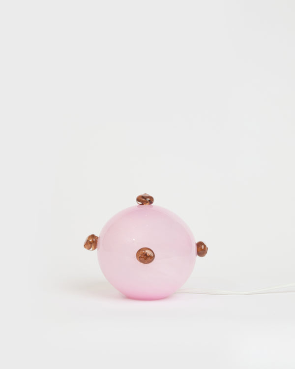 La petite lampe de chevet rose pâle et dorée