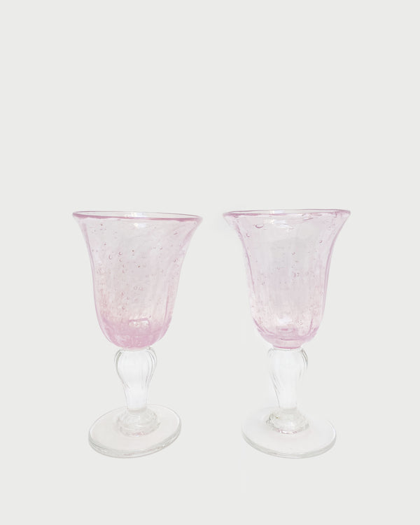 Le verre à pied rose pétale